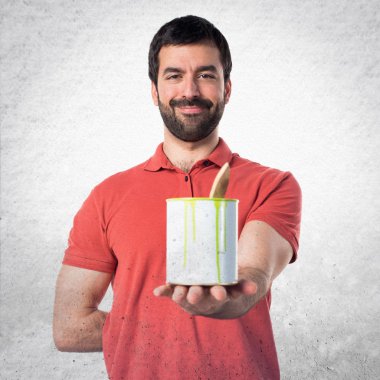 Yakışıklı adam bir boya pot holding