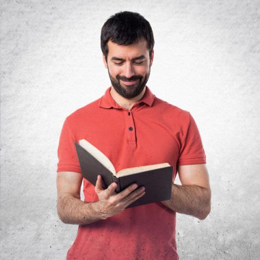 yakışıklı adam kitap okumak