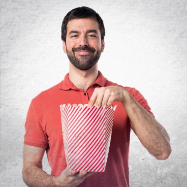 Yakışıklı adam yeme popcorns