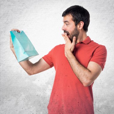 yakışıklı adam alışveriş çantası