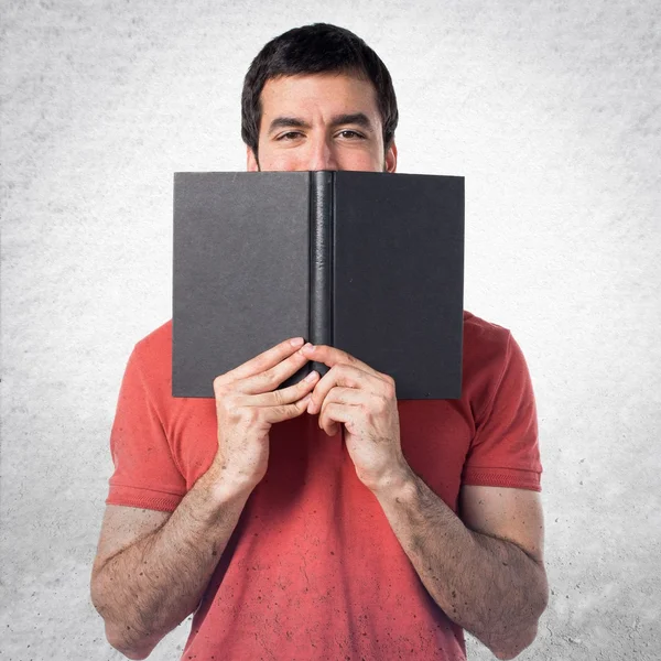 Hombre guapo leyendo libro — Foto de Stock