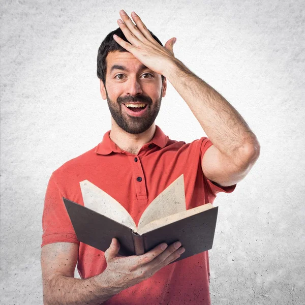 Hombre guapo leyendo libro —  Fotos de Stock