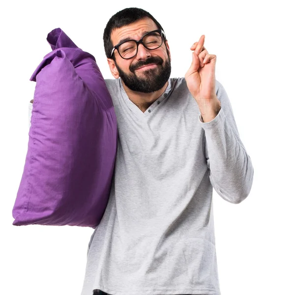 Homme en pyjama les doigts croisés — Photo