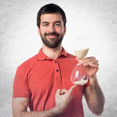 Yakışıklı adam bir vintage kum saati holding