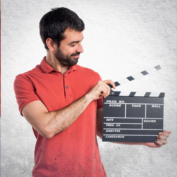 Knappe man met een Filmklapper — Stockfoto