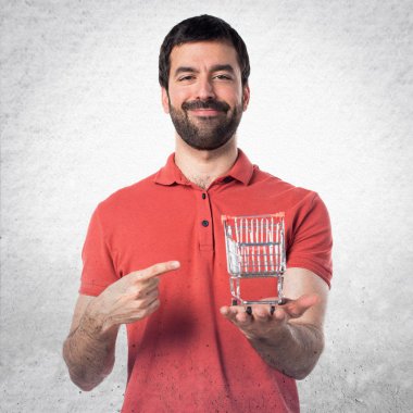 Yakışıklı adam tutmak bir süpermarket arabası oyuncak