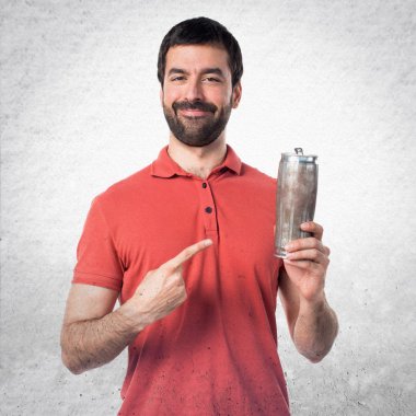 Sarhoş kişi bira içmek