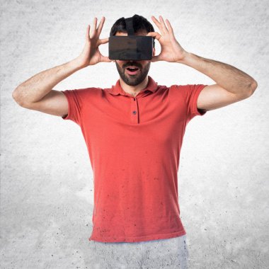 Şaşırmış adam VR gözlük kullanma