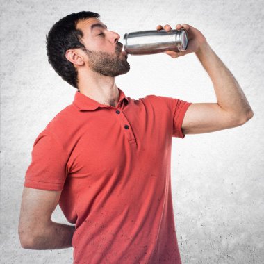 Sarhoş kişi bira içmek