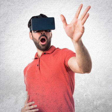 Şaşırmış adam VR gözlük kullanma