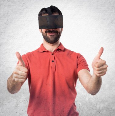 VR gözlük kullanan yakışıklı adam