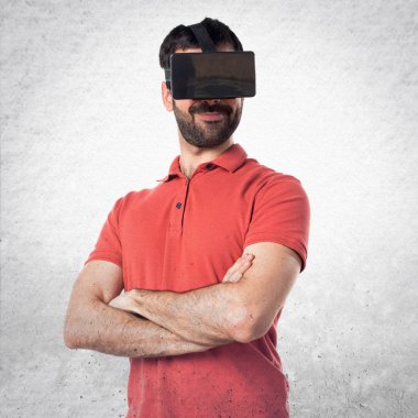 VR gözlük kullanan yakışıklı adam