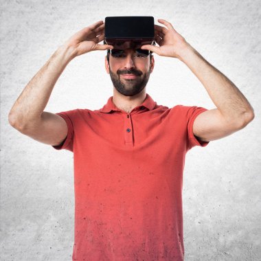 VR gözlük kullanan yakışıklı adam