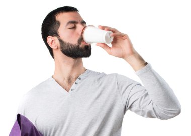 Adam bir fincan kahve tutan pijama