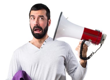 Adam tarafından megafon bağırarak pijama