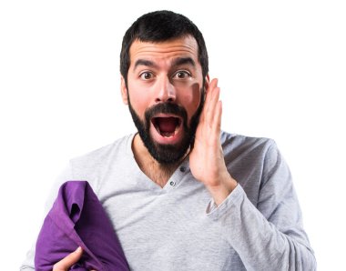 Erkek pijama sürpriz jest yapıyor