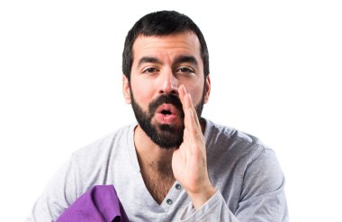 Adam bağırarak pijama