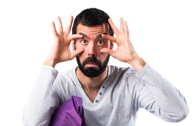 Adam bir şey gösterilen pijama