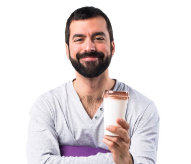 Adam bir fincan kahve tutan pijama