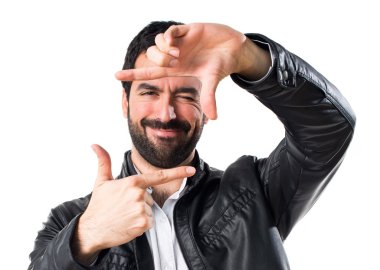 Erkek deri ceket onun parmaklarıyla odaklanan.