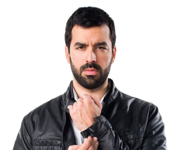 deri ceketi olan adam