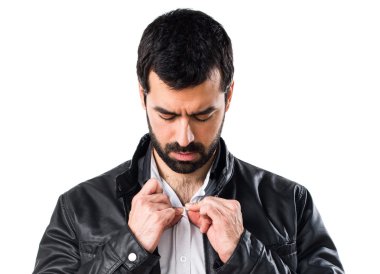 deri ceketi olan adam