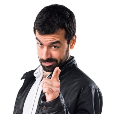 Adam önüne işaret deri ceket ile