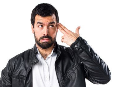 Erkek deri ceket intihar jest yapma ile