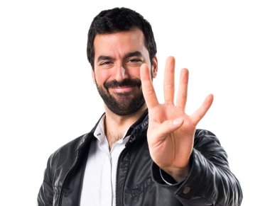 Adam dört sayma deri ceket ile 