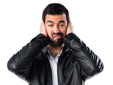 Deri ceket kulakları kapsayan adamla