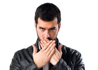 Adam ağzını kaplayan deri ceket ile