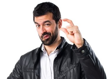 Erkek deri ceket küçük işareti yapıyor ile