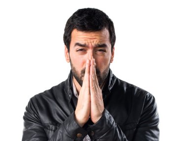 Deri ceket yalvaran adamla