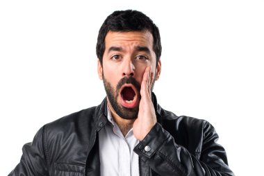 Erkek deri ceket sürpriz jest yapıyor ile