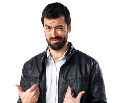 Erkek deri ceket sürpriz jest yapıyor ile