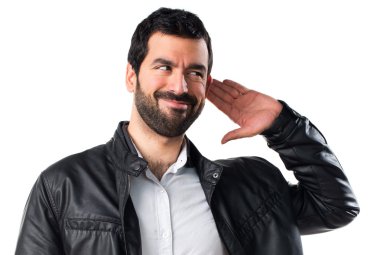 Adam bir şey dinlerken deri ceket ile
