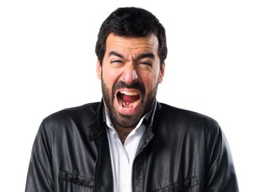 Deri ceket bağıran adamla