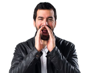 Deri ceket bağıran adamla