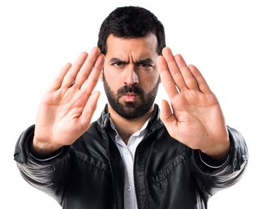 Erkek deri ceket dur işareti yapma ile