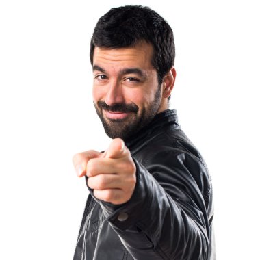 Adam önüne işaret deri ceket ile