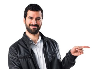 Deri ceket için lateral işaret eden adamla
