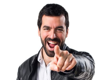 Adam önüne işaret deri ceket ile