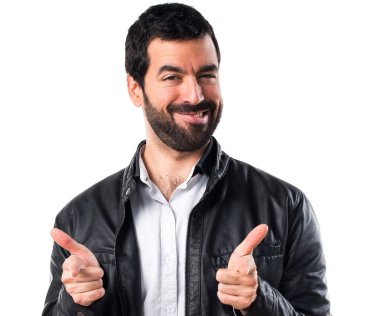 Adam önüne işaret deri ceket ile