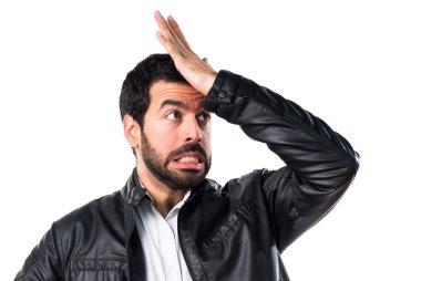 Deri ceket şüpheleri olan adam