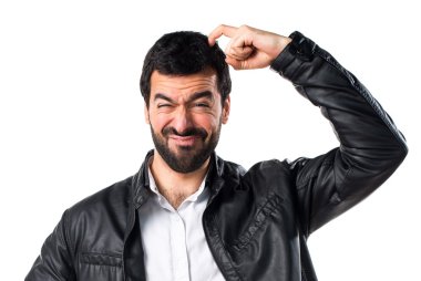 Deri ceket şüpheleri olan adam