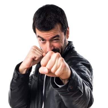 Deri ceket bir yumruk veren adamla