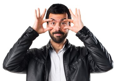 Adamla bir şeyler gösteriyor deri ceket