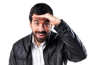 Adamla bir şeyler gösteriyor deri ceket