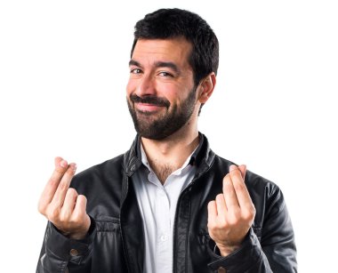 Adam bir para hareketi yaparken deri ceket ile