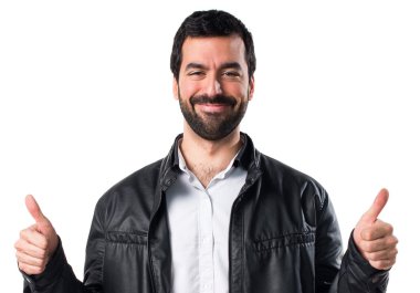 Deri ceket başparmak ile olan adam